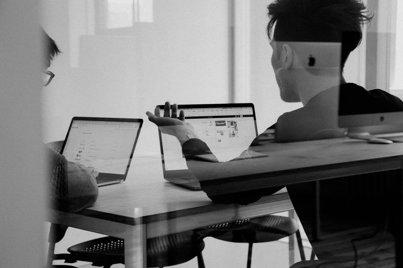 Apple Delays Return-to-Office Indefinitely; Offers Employees a $1000 Bonus